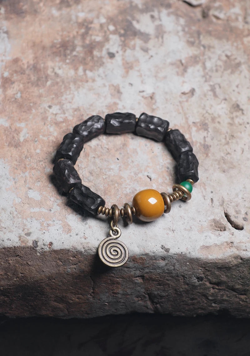 Bracelet Ébène Sculptée et Agate de Gobi – Breloque en Cuivre, Bijou de Couple