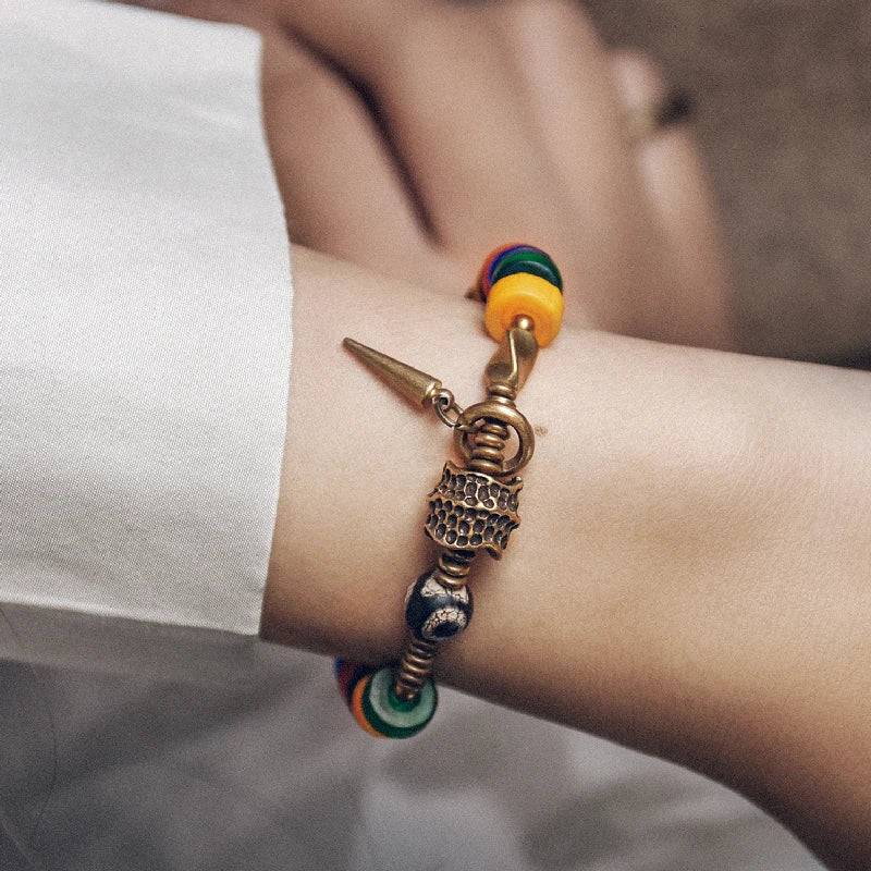 Bracelet Verre Coloré et Perle Tibétaine – Breloque en Cuivre Travaillé Main, Unisexe