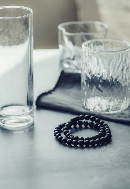 Bracelet Minimaliste Agate Noire Mate et Perles de Laiton – 6 ou 8 mm, Unisexe