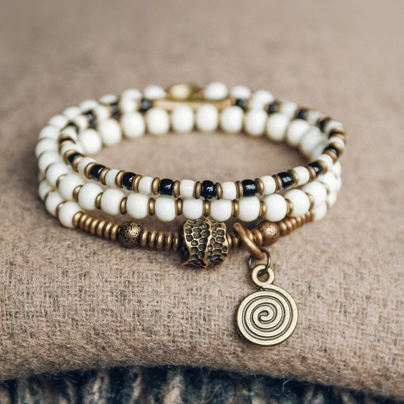 Bracelet Tibétain Multirang Os de Yak et Verre de Murano – Breloque en Laiton Martelé