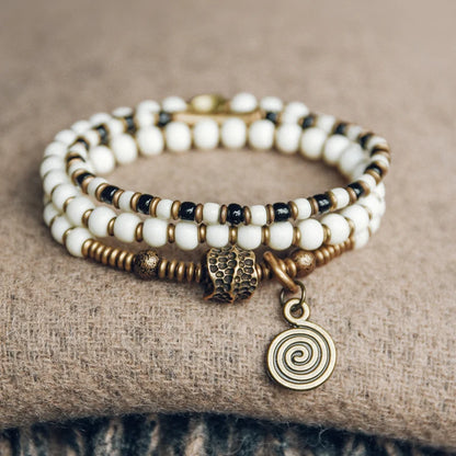 Bracelet Tibétain Multirang Os de Yak et Verre de Murano – Breloque en Laiton Martelé