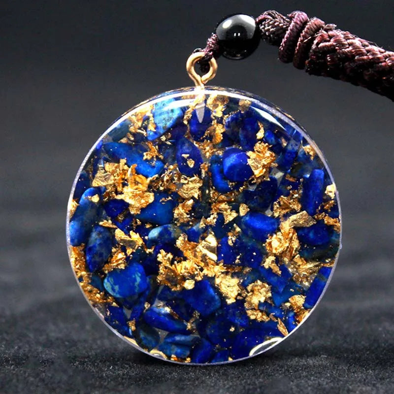 Détail des pierres de lapis-lazuli et des feuilles d'or à l'intérieur du pendentif circulaire.