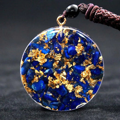 Détail des pierres de lapis-lazuli et des feuilles d'or à l'intérieur du pendentif circulaire.