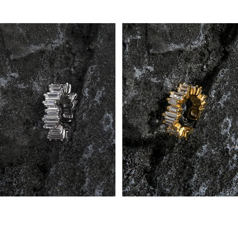 Duo d'earcuffs argent et or présentés côte à côte pour illustrer les deux coloris disponibles.