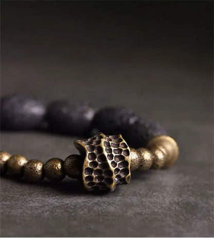 Bracelet Pierre de Lave et Laiton Forgé à la Main – Style Brut, Diffuseur d'Huiles Essentielles