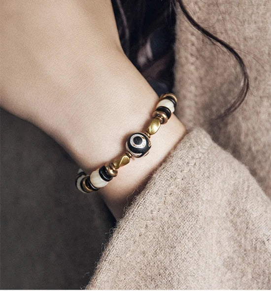 Bracelet de Prière Os Blanc Gravé et Intercalaires en Ébène – Œil Tibétain Protecteur