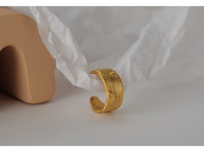 Manchettes d'oreilles sans piercing en argent 925, finitions martelées artisanales.