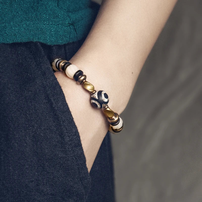 Bracelet de Prière Os Blanc Gravé et Intercalaires en Ébène – Œil Tibétain Protecteur