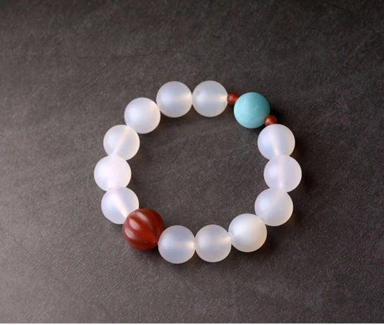Bracelet Agate Blanche ou Grise à Perles Sculptées – Bijou Yoga et Méditation pour Femme