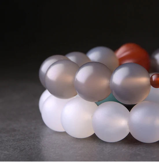 Bracelet Agate Blanche ou Grise à Perles Sculptées – Bijou Yoga et Méditation pour Femme