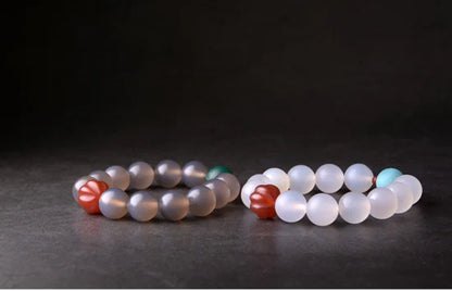 Bracelet Agate Blanche ou Grise à Perles Sculptées – Bijou Yoga et Méditation pour Femme