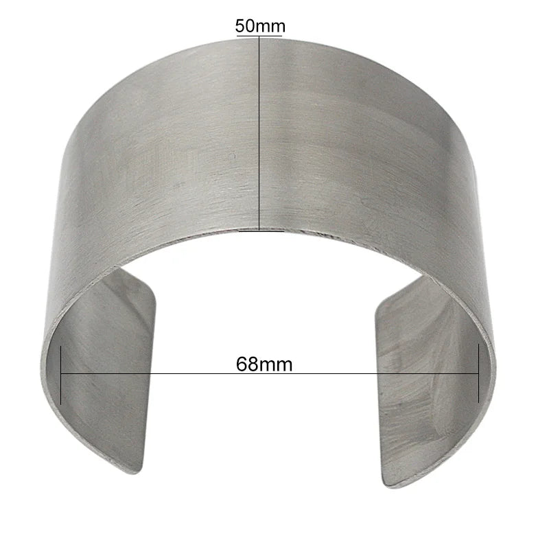 Bracelet manchette argenté en acier, vue de face avec dimensions : 50mm de large et 68mm de diamètre.