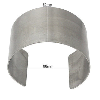 Bracelet manchette argenté en acier, vue de face avec dimensions : 50mm de large et 68mm de diamètre.