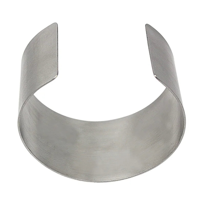 Bracelet jonc large argenté, vue de dessus montrant l'ouverture ajustable et la courbure ergonomique.