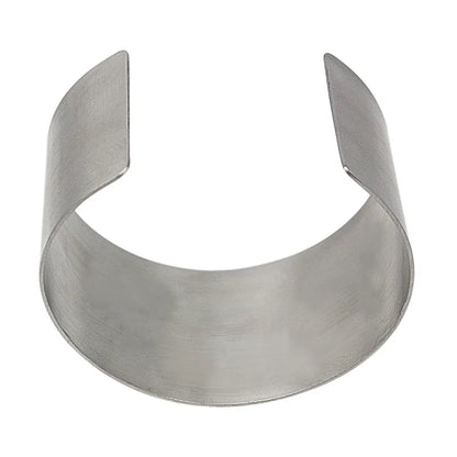 Bracelet jonc large argenté, vue de dessus montrant l'ouverture ajustable et la courbure ergonomique.