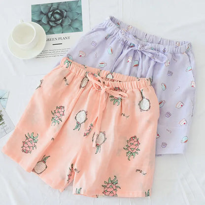 Modèle de short de nuit bleu ciel en gaze de coton avec motifs de nuages blancs vaporeux.