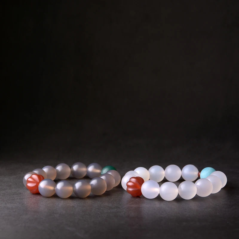 Bracelet Agate Blanche ou Grise à Perles Sculptées – Bijou Yoga et Méditation pour Femme
