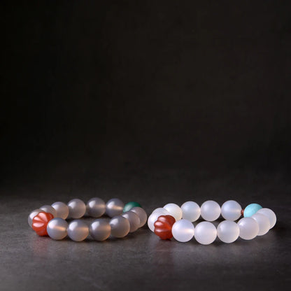 Bracelet Agate Blanche ou Grise à Perles Sculptées – Bijou Yoga et Méditation pour Femme