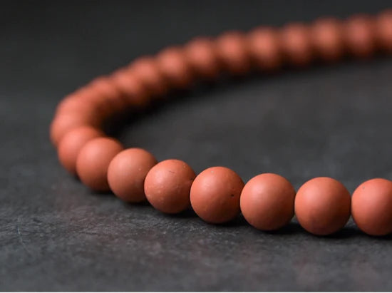 Bracelet Jade Jaune ou Jaspe Rouge avec Breloque Trèfle – Porte-Bonheur pour Femme