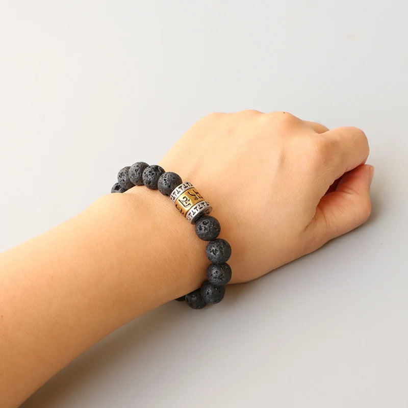 Bracelet Pierre de Lave 10 mm et Breloque Mantra Om Mani Padme Hum – Pour Homme