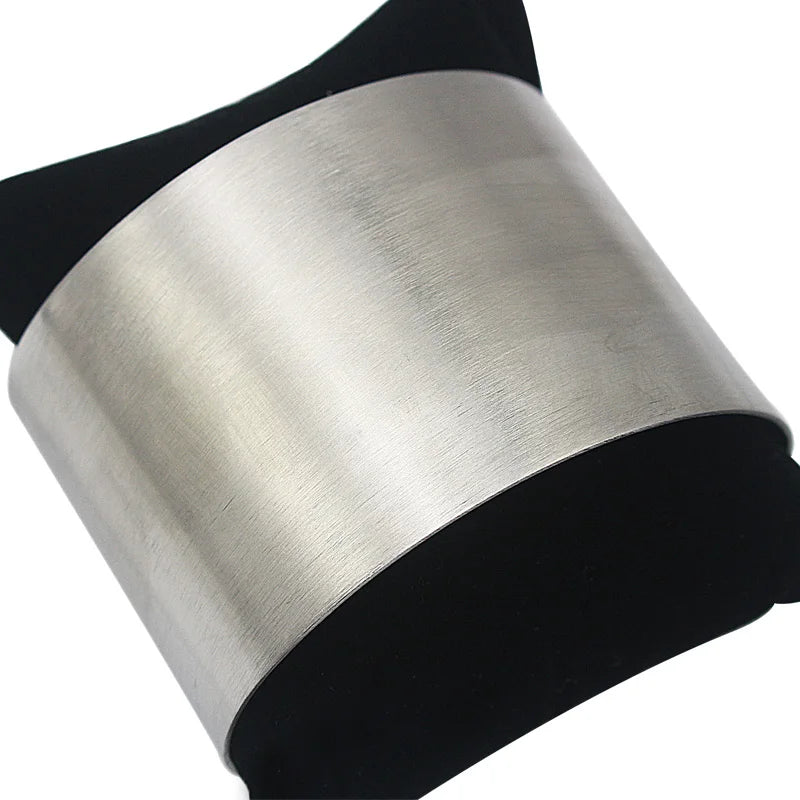 Bracelet manchette large en acier inoxydable coloris doré, finition lisse et brillante pour un style chic.