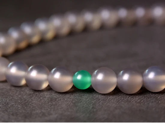Bracelet Agate Mate Blanche ou Grise et Perle Œil de Bouddha – Zen Tibétain