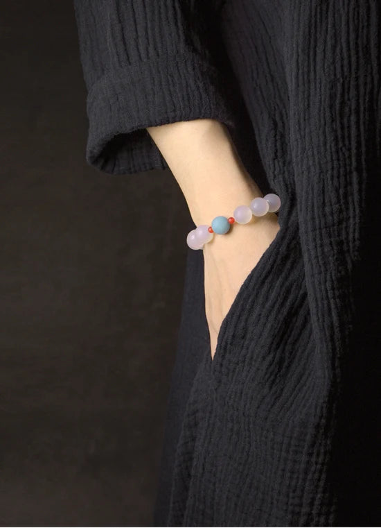 Bracelet Agate Blanche ou Grise à Perles Sculptées – Bijou Yoga et Méditation pour Femme