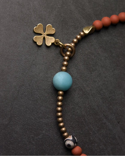 Bracelet Jade Jaune ou Jaspe Rouge avec Breloque Trèfle – Porte-Bonheur pour Femme