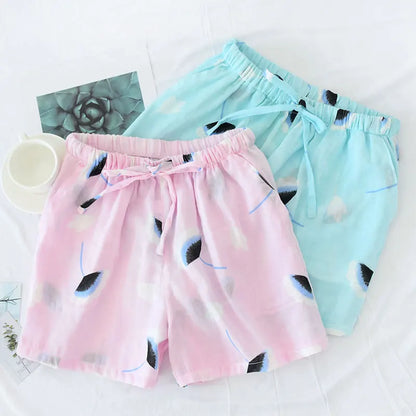 Short de pyjama jaune pastel en coton léger avec motifs de fleurs de marguerites minimalistes.