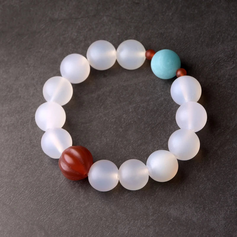 Bracelet Agate Blanche ou Grise à Perles Sculptées – Bijou Yoga et Méditation pour Femme