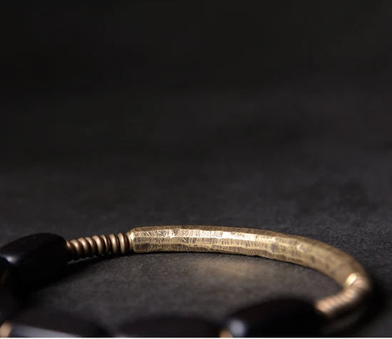Bracelet en Bois d'Ébène et Laiton Martelé – Fait Main, Homme et Femme