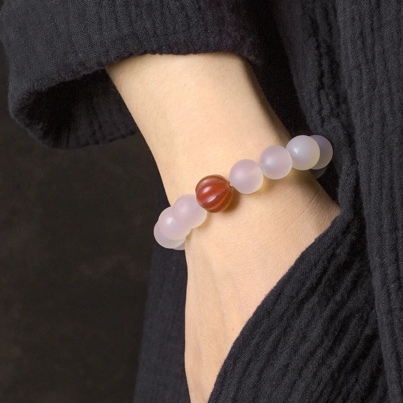 Bracelet Agate Blanche ou Grise à Perles Sculptées – Bijou Yoga et Méditation pour Femme