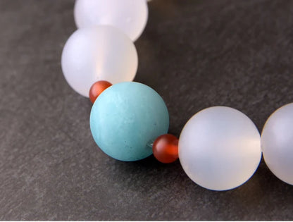 Bracelet Agate Blanche ou Grise à Perles Sculptées – Bijou Yoga et Méditation pour Femme