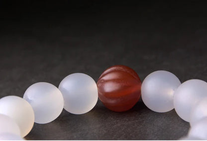 Bracelet Agate Blanche ou Grise à Perles Sculptées – Bijou Yoga et Méditation pour Femme