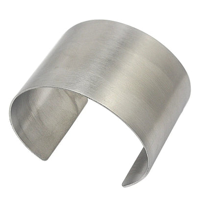 Bracelet manchette large en acier inoxydable argent mat vue de profil sur fond blanc