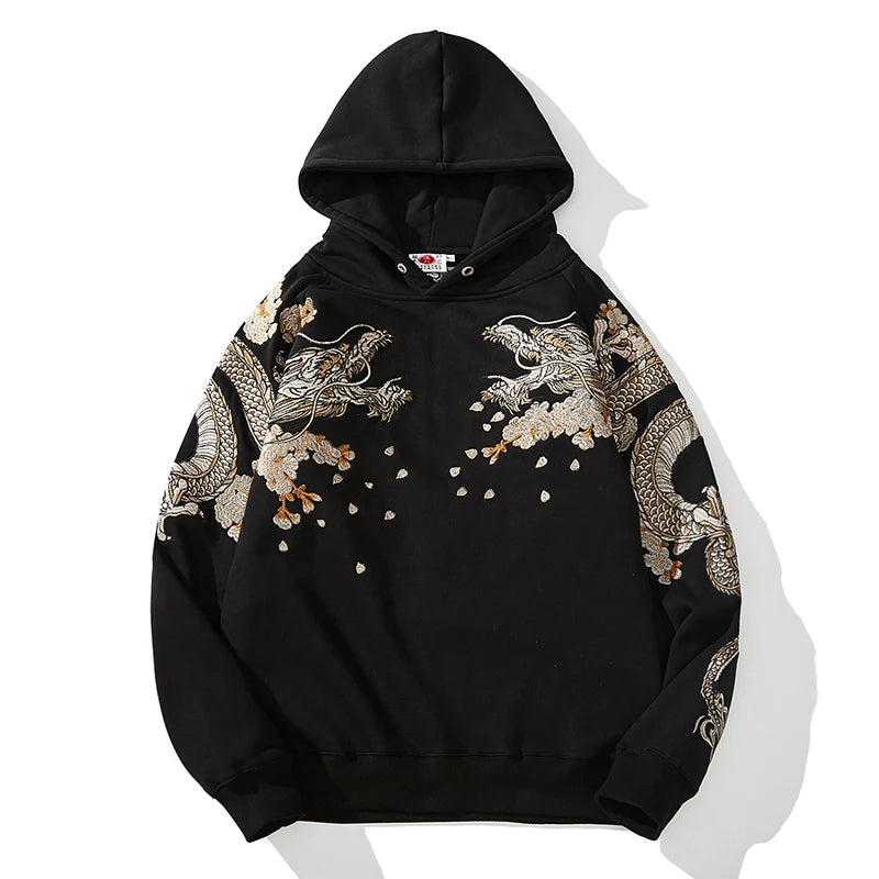 Sweat à capuche noir de face avec broderies japonaises de dragons argentés et fleurs de cerisier.