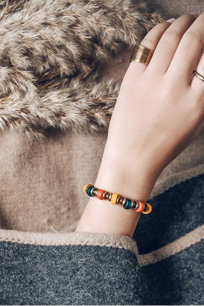 Bracelet Pierre Bleu Azur et Verre Coloré – Œil Protecteur et Breloque en Cuivre Martelé
