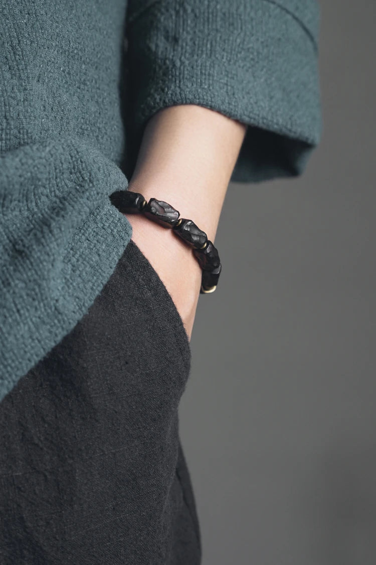 Bracelet Ébène Sculptée et Agate de Gobi – Breloque en Cuivre, Bijou de Couple