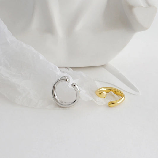 Gros plan sur l'oreille ornée du ear cuff en argent doré, design élégant et lisse sans perçage requis.