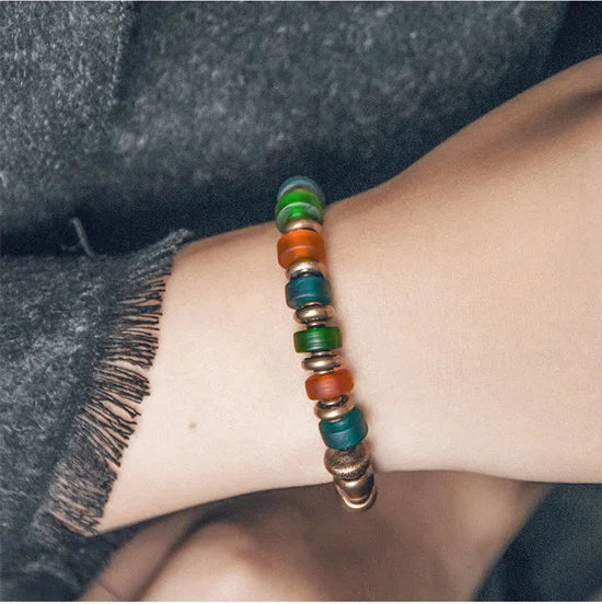 Bracelet Reiki en Verre Coloré et Breloque en Cuivre Martelé – Bohème Esprit Népal