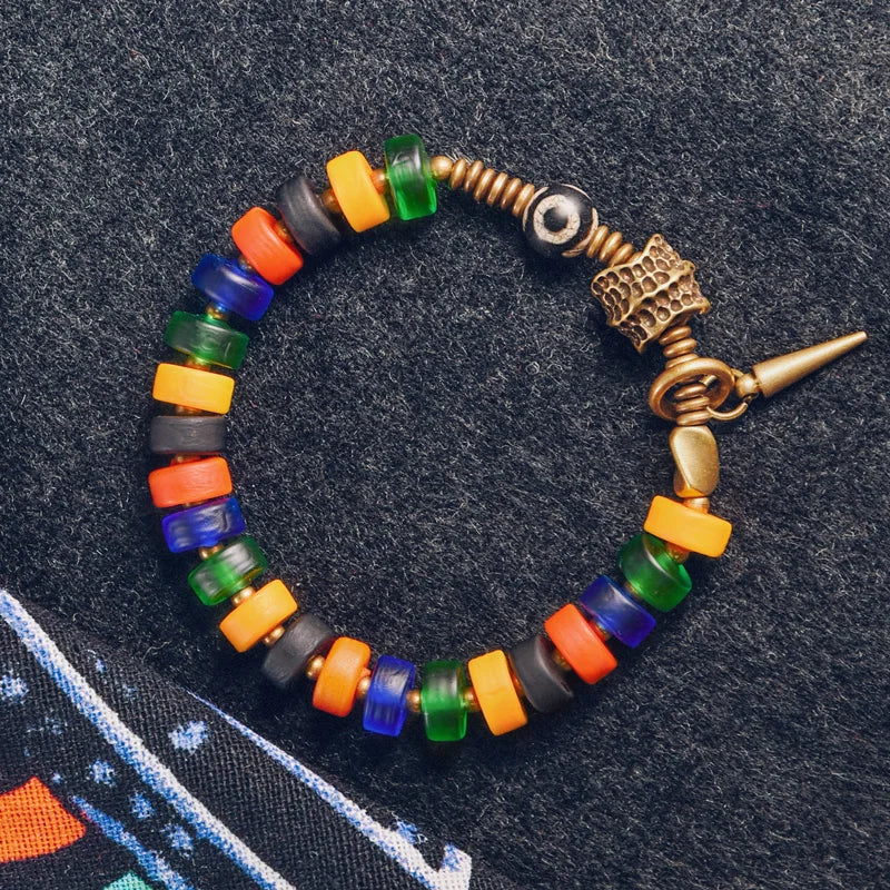 Bracelet Verre Coloré et Perle Tibétaine – Breloque en Cuivre Travaillé Main, Unisexe
