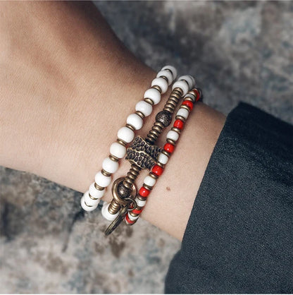 Bracelet Tibétain Multirang Os de Yak et Verre de Murano – Breloque en Laiton Martelé