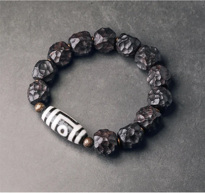 Bracelet Tibétain Ébène et Perle Dzi – Amulette de Protection en Cuivre Martelé