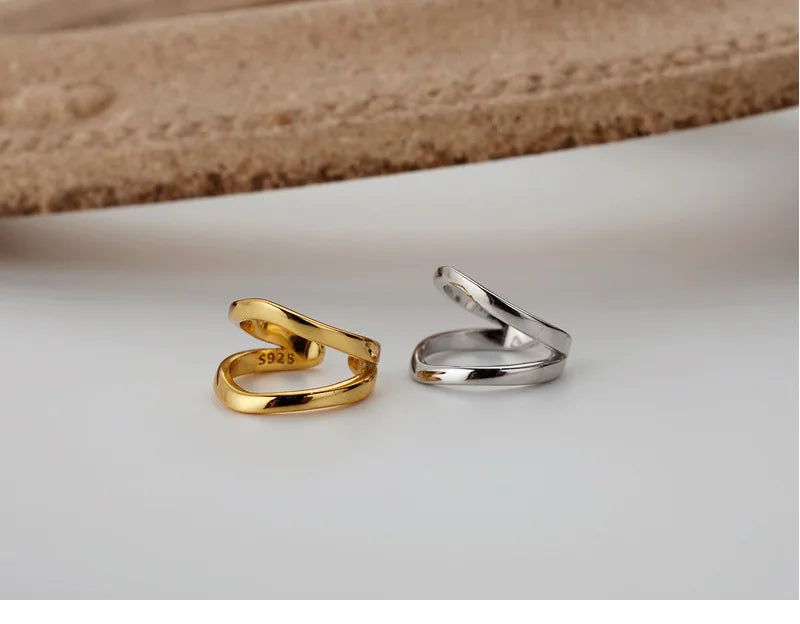 Détail du bijou d'oreille ajustable en argent véritable, design moderne sans besoin de trou.