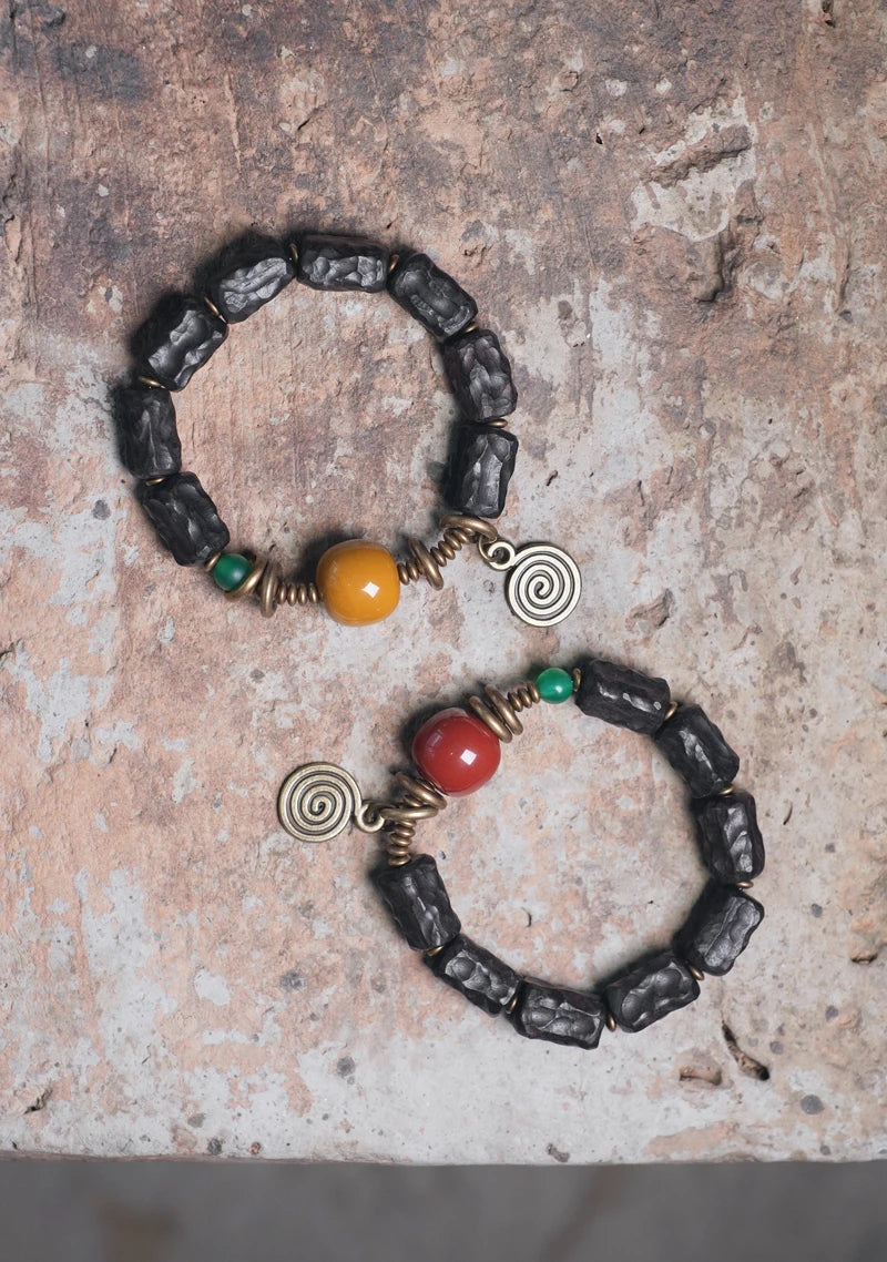 Bracelet Ébène Sculptée et Agate de Gobi – Breloque en Cuivre, Bijou de Couple
