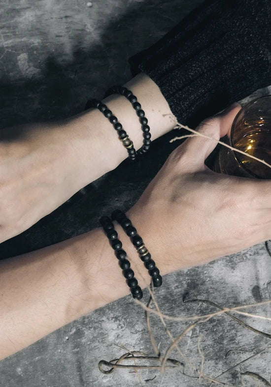 Bracelet Minimaliste Agate Noire Mate et Perles de Laiton – 6 ou 8 mm, Unisexe