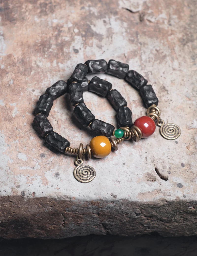 Bracelet Ébène Sculptée et Agate de Gobi – Breloque en Cuivre, Bijou de Couple