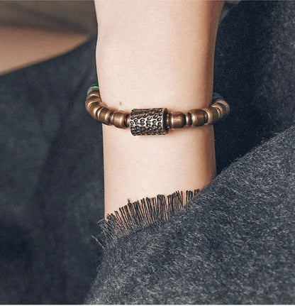 Bracelet Reiki en Verre Coloré et Breloque en Cuivre Martelé – Bohème Esprit Népal