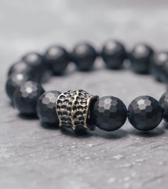 Bracelet Homme Agate Noire Mate 12 mm à Facettes et Laiton Vieilli – Grosses Perles