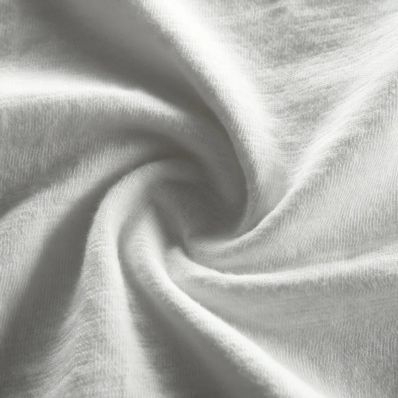 Gros plan sur le poignet d'une manche longue, illustrant le bord franc et l'aspect vintage du tissu.